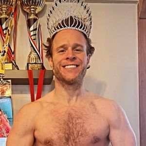 Olly Murs zeigt seinen heißen Body mit Tiara und roter Hose