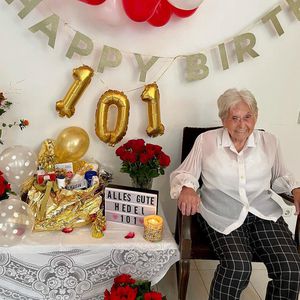 101 Jahre! Insta-Omi Hedel feiert stolz ihren Geburtstag