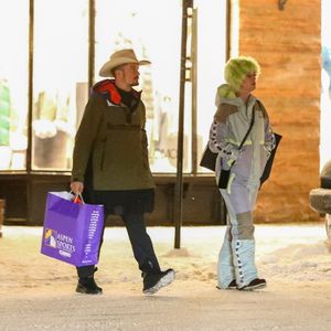 Erkannt? Hier shoppen entspannt zwei verkleidete Weltstars!