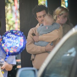 Bei einem Ausflug: Orlando Bloom kuschelt mit Baby Daisy