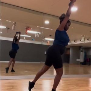 Work-out mit Babybauch: Oti Mabuse kann wieder Sport machen
