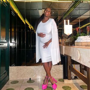 Oti Mabuse präsentiert ihren Babybauch in hautengem Dress!