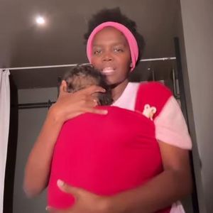 So süß tanzt Oti Mabuse ihre kleine Tochter in den Schlaf!