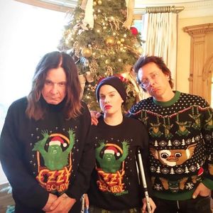 Im Weihnachtspulli: Kelly Osbourne posiert ohne Babybauch