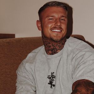 Total cringe? Paco Herb singt beim "The 50"-Wiedersehen