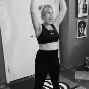 Paloma Faith präsentiert sportlich den wachsenden Babybauch