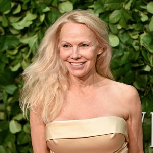 Pamela Anderson begeistert mit ihrem Showgirl-Comeback
