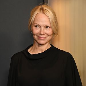 Pamela Anderson strahlt ohne Make-up bei Governors Awards