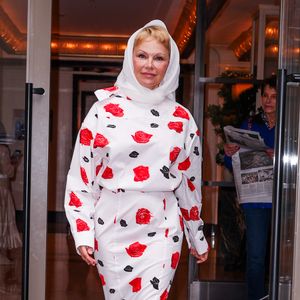 Top oder Flop? Pamela Anderson strahlt im Frühlingslook