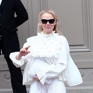 Ganz in Weiß: So elegant zeigt sich Pamela Anderson in Paris