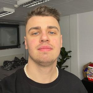 Der Streamer Papaplatte masturbiert bei "7 vs. Wild" im Wald