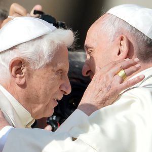 Papst Franziskus betet bei Neujahrsmesse für Benedikt XVI.