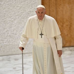 Papst Franziskus I. erneut ins Krankenhaus eingeliefert!
