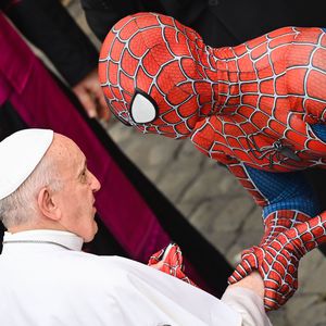 Schräg! Hier schüttelt Spider-Man Papst Franziskus die Hand