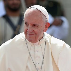 Blaues Auge: Papst Franziskus verletzt sich in Kolumbien!