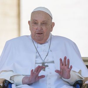 Papst Franziskus im Petersdom ohne traditionelle Kleidung
