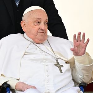 Fans verabschieden sich von verstorbenem Papst Franziskus I.
