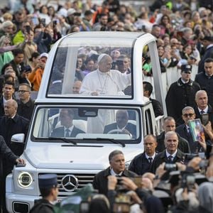 Acht Tage nach OP: Papst Leo XIV. hält erste Generalaudienz