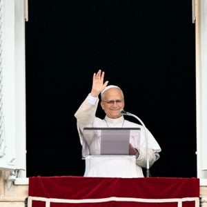 Papst Leo bei erstem Auftritt nach Klinik jubelnd empfangen