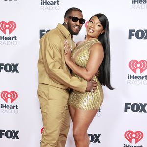 Megan Thee Stallion erscheint mit Freund auf dem Red Carpet