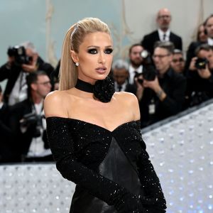 Düsterer Look: Paris Hilton überzeugt bei Met-Gala-Debüt