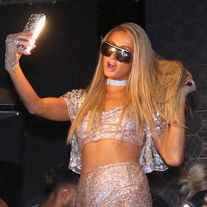 Mehr Glitzer geht nicht! Paris Hilton trägt Funkel-Overkill