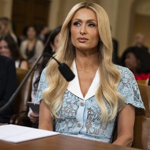 Fans verwirrt: Paris Hiltons hohe Stimme weicht ernstem Ton!