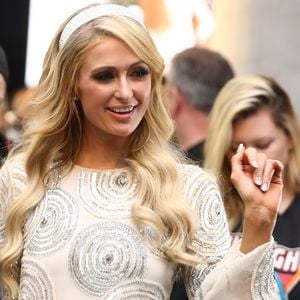 Stil-Ikonen vereint: Hier trifft Dua Lipa auf Paris Hilton!
