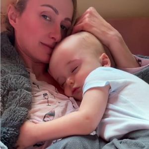 "Kleiner Engel": Baby Phoenix schläft in Paris Hiltons Armen