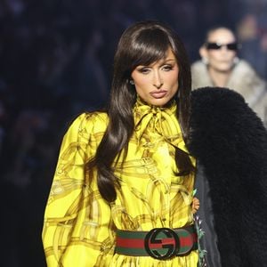 Kultblondine nun brünett? Paris Hilton verblüfft auf Catwalk