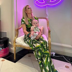 Süß: Paris Hilton verzaubert im Partnerlook mit Baby Phoenix