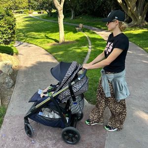 Ganz lässig: Paris Hilton mit Baby Phoenix im Park unterwegs