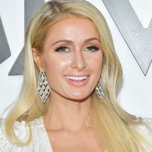Paris Hilton kreuzt im Blumenkleid bei Kardashian-Dinner auf