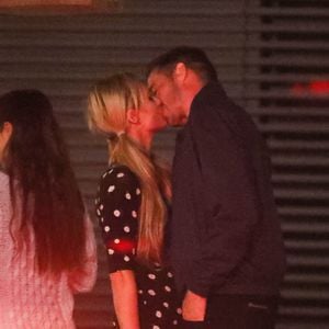 Total verliebt: Paris Hilton knutscht mit ihrem Freund herum