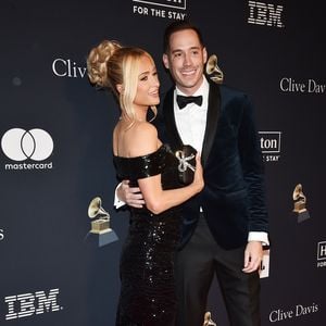 Neu-Eltern Paris und Carter Reum strahlen auf dem Red Carpet