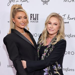So süß überraschte Paris Hilton ihre Mutter mit Babynews!