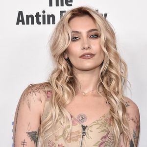 Paris Jackson strahlend mit Verlobungsring in L.A. gesichtet