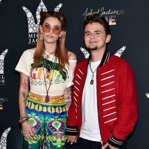 Paris Jackson singt auf der Bühne & ihre Oma feiert live mit