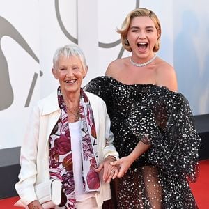 Florence Pughs Großmutter bekommt Geschenke von den Fans!