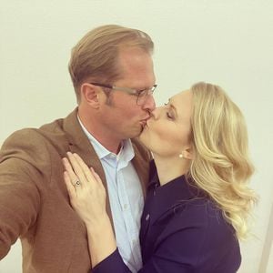 Seltenes Foto: Hier küsst Patricia Kelly ihren Ehemann Denis