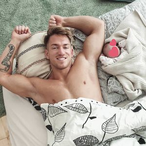 Supersüß: Hier kuschelt Patrick Fabian mit Baby im Bett!