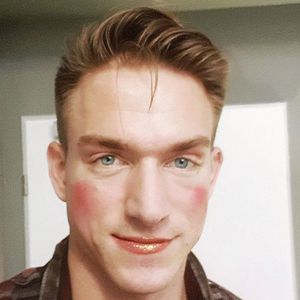 BTN-Star Patrick Fabian: Warum trägt er hier bitte Make-up?