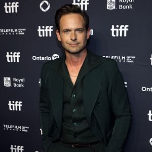 Vater von drei Töchtern: Patrick J. Adams' neues Leben