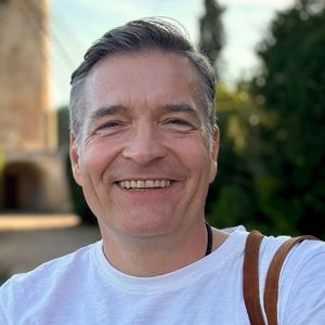 RTL-Stimme Patrick Linke spielt bei "Alles was zählt" mit