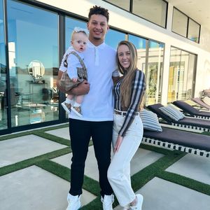 So schön strahlen Patrick Mahomes und Verlobte vor Hochzeit