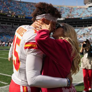 Patrick Mahomes und Brittany ganz verliebt am Spielfeldrand