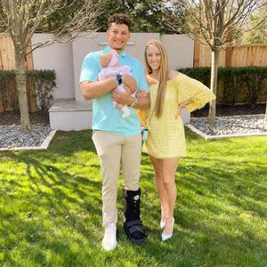 NFL-Star Patrick Mahomes postet erstes Familienfoto mit Baby