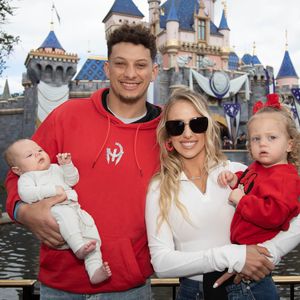 Patrick Mahomes feiert seinen Super-Bowl-Sieg im Disneyland!
