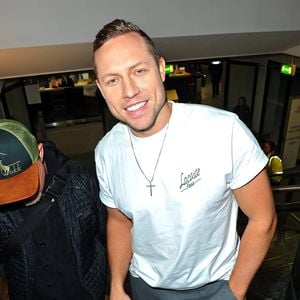 Patrick Romer reflektiert Pool-Szene mit Eva im Dschungel