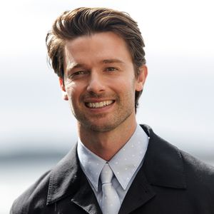 Patrick Schwarzenegger schaut "The White Lotus" ohne Eltern